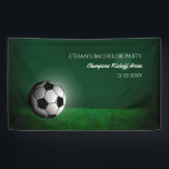 Groen Voetbal Verjaardag / vrijgezellenfeest Spandoek<br><div class="desc">Dit ontwerp is voorzien van een weelderig groen voetbalveld, verlicht door warm zonlicht, met een fijn uitgewerkt voetbal als brandpunt. Perfect voor elke voetballiefhebber, dit ontwerp vangt de opwinding van het spel - voetbal, football of futsal. Vier de bruidegom-to-be met een dag vol kameraadschap, plezier en het prachtige spel-fútbol. Ideaal...</div>