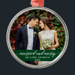 Groen weddenschap en bruinbruidjes metalen ornament<br><div class="desc">Gehuwd en verrukt Elegant Calligrafiescript Weddenschap Groen Ornament Foto</div>
