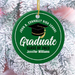 Groen Wit Afstuderen Custom Keepsake Christmas Keramisch Ornament<br><div class="desc">Dit moderne groene en witte aangepaste senior afstuderen kerstornament heeft uw middelbare school- of universiteitsnaam voor de klas van 2025. Pas je aan met je afstudeerjaar onder het chique handgeschreven script en zwart afstudeerder pet voor een geweldig gepersonaliseerd afstuderen cadeau.</div>