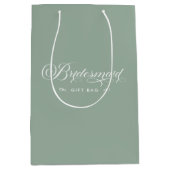 Groen Wit Bruidsmeisje Elegant Script Typografie Medium Cadeauzakje (Voorkant)