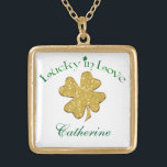 Groen Wit Goud Shamrocks Ketting<br><div class="desc">Dit moderne bos groen, wit en goud "Lucky in Love" shamrocks ketting heeft een faux gold glitter (PRINTED) shamrock op het die overeenkomt met de Ierse, Keltische of St. Patrick's Day bruiloft uitnodiging hieronder getoond. Het heeft een plek voor u om te personaliseren met jouw naam, initialen of andere tekst....</div>