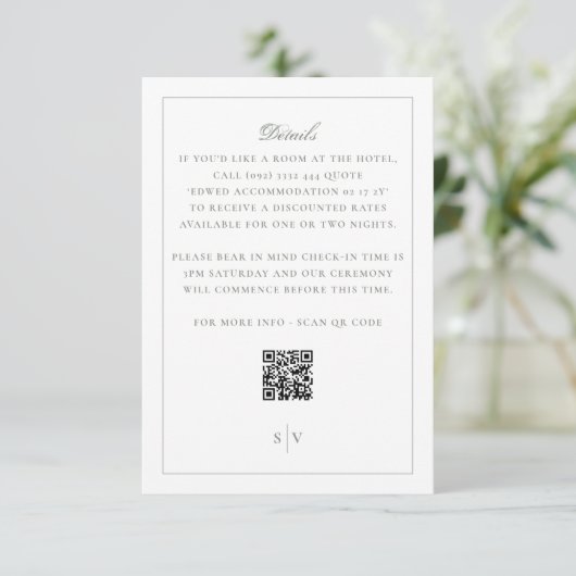 Groen wit monogram QR CODE Elegant Wedding Informatiekaartje (Staand voorkant)