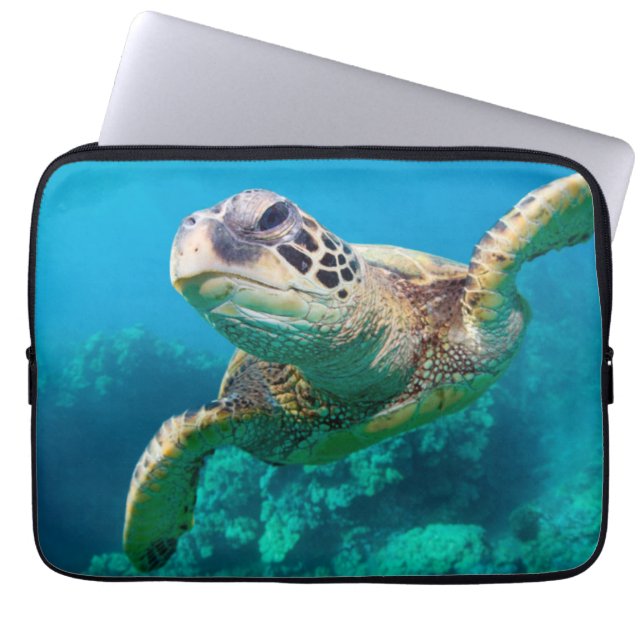 Groen Zee schildpad zwemt over koraalrif |Hawaii Laptop Sleeve (Voorkant)