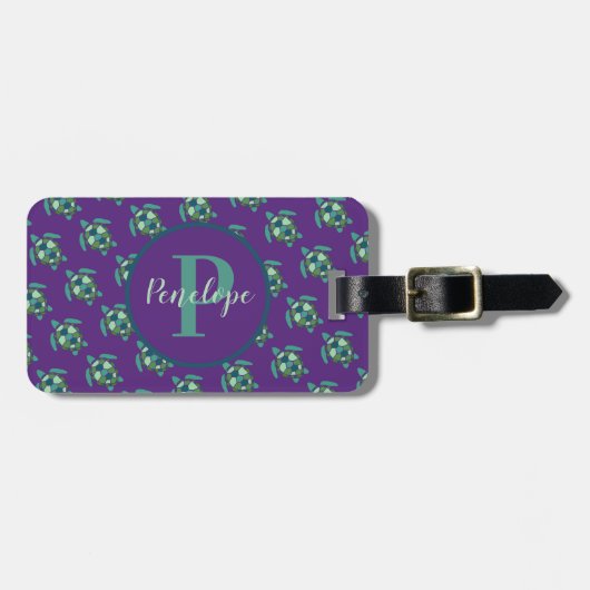 Groen Zee schildpadpatroon op Paars met monogram Bagagelabel (Voorkant horizontaal)