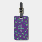 Groen Zee schildpadpatroon op Paars met monogram Bagagelabel (Voorkant verticaal)
