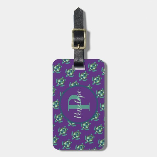 Groen Zee schildpadpatroon op Paars met monogram Bagagelabel (Voorkant verticaal)