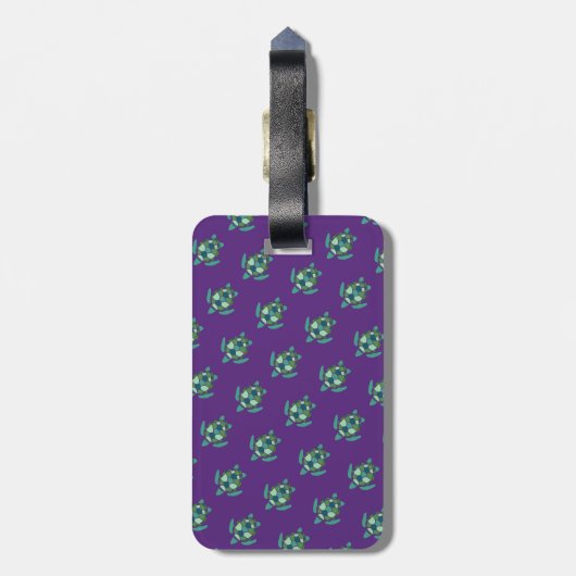 Groen Zee schildpadpatroon op Paars met monogram Bagagelabel (Achterkant verticaal)