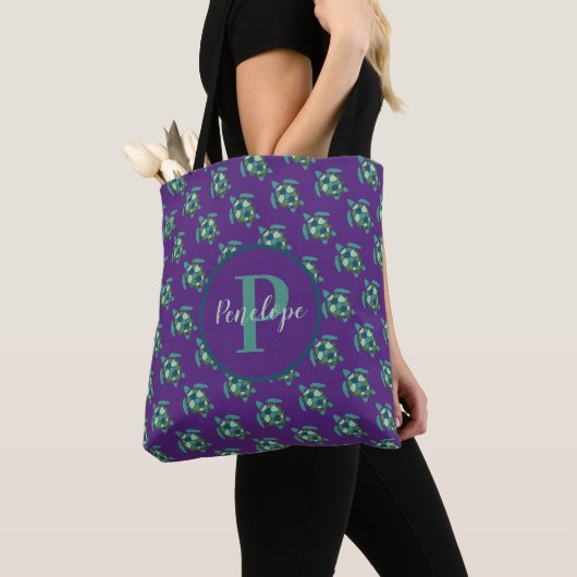 Groen Zee schildpadpatroon op Paars met monogram Tote Bag (Dichtbij)