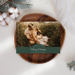 Groen Zeer Vrolijk Kerstmis Vier Foto Horizontaal Feestdagenkaart<br><div class="desc">Dit groene, zeer vrolijke kerstviervoudige foto horizontale vakantie-Kaart-ontwerp heeft een verfijnde jachtgroene achtergrond met een mix van eenvoudige ivoorkleurige belettering en klassieke kalligrafie in combinatie met een minimalistische boho-stijl die een perfecte balans biedt tussen strakke moderne subtiliteit en elegantie. Dit charmante ontwerp is een mooie manier om uw geliefden een...</div>