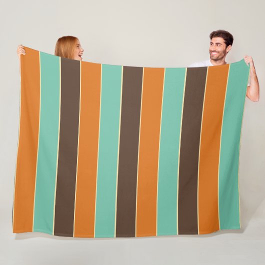 Groen, zwart en oranje strepenpatroon fleece deken (In situ)