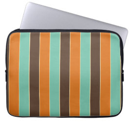 Groen, zwart en oranje strepenpatroon laptop sleeve