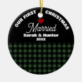 Groen & Zwart Plaid Onze 1e Kerst Getrouwd Keramisch Ornament (Voorkant)