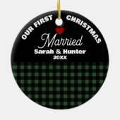Groen & Zwart Plaid Onze 1e Kerst Getrouwd Keramisch Ornament (Achterkant)