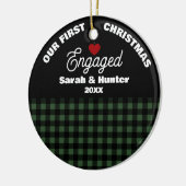 Groen & Zwart Plaid Onze 1e Kerstmis verloofd Keramisch Ornament (Links)