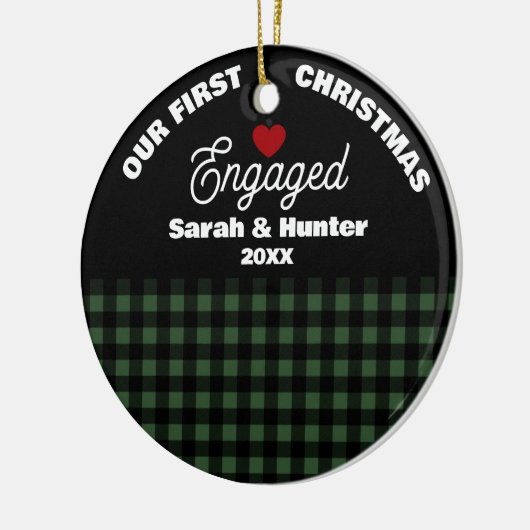 Groen & Zwart Plaid Onze 1e Kerstmis verloofd Keramisch Ornament (Links)