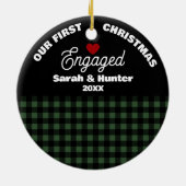Groen & Zwart Plaid Onze 1e Kerstmis verloofd Keramisch Ornament (Achterkant)