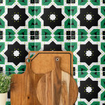 Groen zwart wit Marokkaans mozaïekgeometrisch Tegeltje<br><div class="desc">Een elegant modern ontwerp van keramische tegel met een naadloos patroon,  bestaande uit geometrische vormen in smaragdgroen,  zwart en wit.</div>