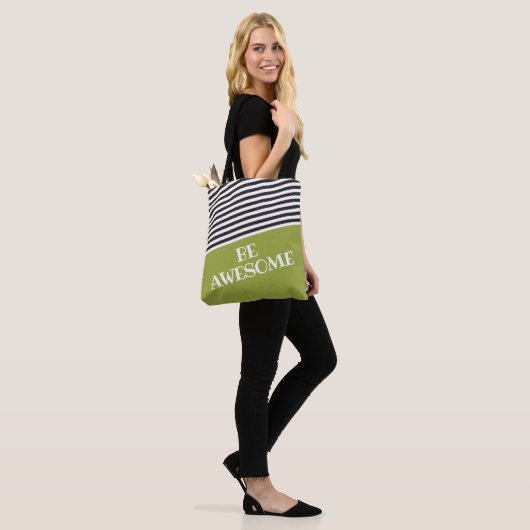 Groen zwart wit voeg eigen tekst aan maat toe tote bag (Op model)