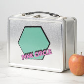 groenachtige zeshoek met roze cirkeltekst (In situ)