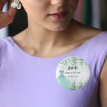 Groenbos van Quinceanera eucalyptus Ronde Button 3,2 Cm<br><div class="desc">Een witte achtergrond. Versierd met eucalyptusgroen en bosvarens. Personaliseer en voeg een naam,  datum toe. De naam is geschreven met een modern handschrift.</div>