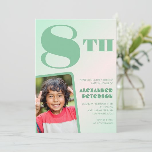 Groene 8e verjaardag uitnodigingen Kleurrijke foto (Staand voorkant)