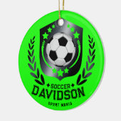 Groene aangepaste voetbal | Gepersonaliseerde teks Keramisch Ornament (Links)