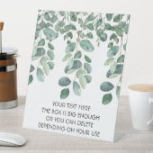 Groene achtergebleven eucalyptusbladeren. Stijl: O Reclamebord Met Voetstuk (Insitu)