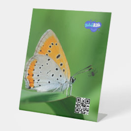 Groene achtergrond & gele,witte vlinder & spin reclamebord met voetstuk