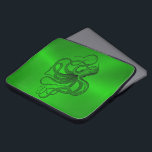 Groene Achtergrond met een zwarte Nautical Octopus Laptop Sleeve<br><div class="desc">Afbeelding van een metalen groene achtergrond met een zwarte octopusafbeelding.</div>