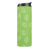 Groene achtergrond met patroon van siereieren thermosbeker (Gedraaid links)