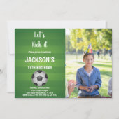 Groene achtergrond Voetbal Verjaardag Uitnodiginge Kaart (Voorkant)