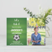 Groene achtergrond Voetbal Verjaardag Uitnodiginge Kaart (Staand voorkant)