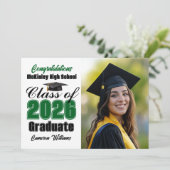 Groene afstudeerfoto van de klas van 2026 aankondiging (Staand voorkant)