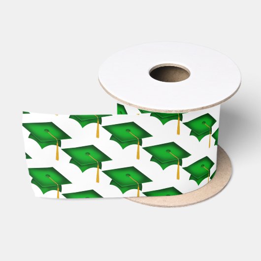 Groene afstudeerhoeden op wit satijnen lint (Spoel)