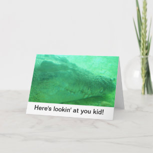 Groene alligator gezicht op een lege kaart