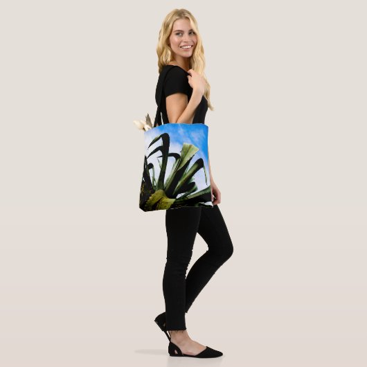 Groene Aloë Plant met Bright Blue Sky Tote Bag (Op model)