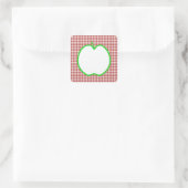 Groene appel met rood en wit check patroon. vierkante sticker (Tas)