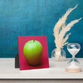 Groene appel op rode achtergrond fotoplaat (Insitu)