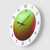 Groene appel op rode achtergrond grote klok (Hoek)