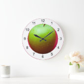 Groene appel op rode achtergrond grote klok (Huis)