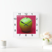 Groene appel op rode achtergrond vierkante klok (Huis)