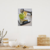 Groene appel op weegschaal, meetlint en poster (Keuken)