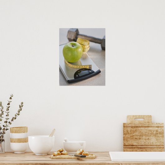 Groene appel op weegschaal, meetlint en poster (Keuken)