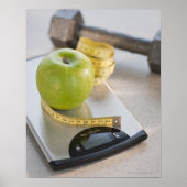 Groene appel op weegschaal, meetlint en poster (Voorkant)