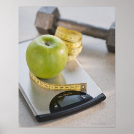 Groene appel op weegschaal, meetlint en poster