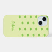 Groene appels patroon monogram iPhone 15 case (Achterkant horizontaal)