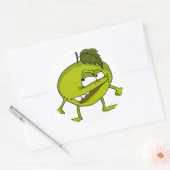 Groene appeltekenfilm met een boosaardige glimlach ronde sticker (Envelop)