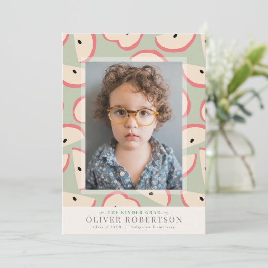 Groene Apple Boy Foto Afstuderen Aankondiging (Staand voorkant)
