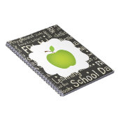 Groene Apple op achtergrond van Chalkboard Notitieboek (Rechterzijde)