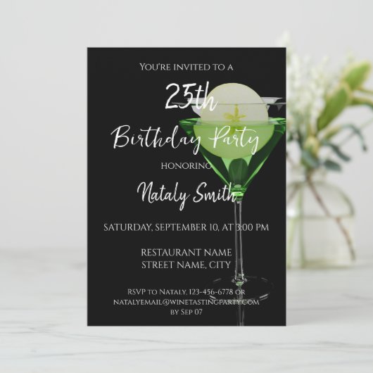 Groene appletini cocktail met plakje appel kaart (Staand voorkant)